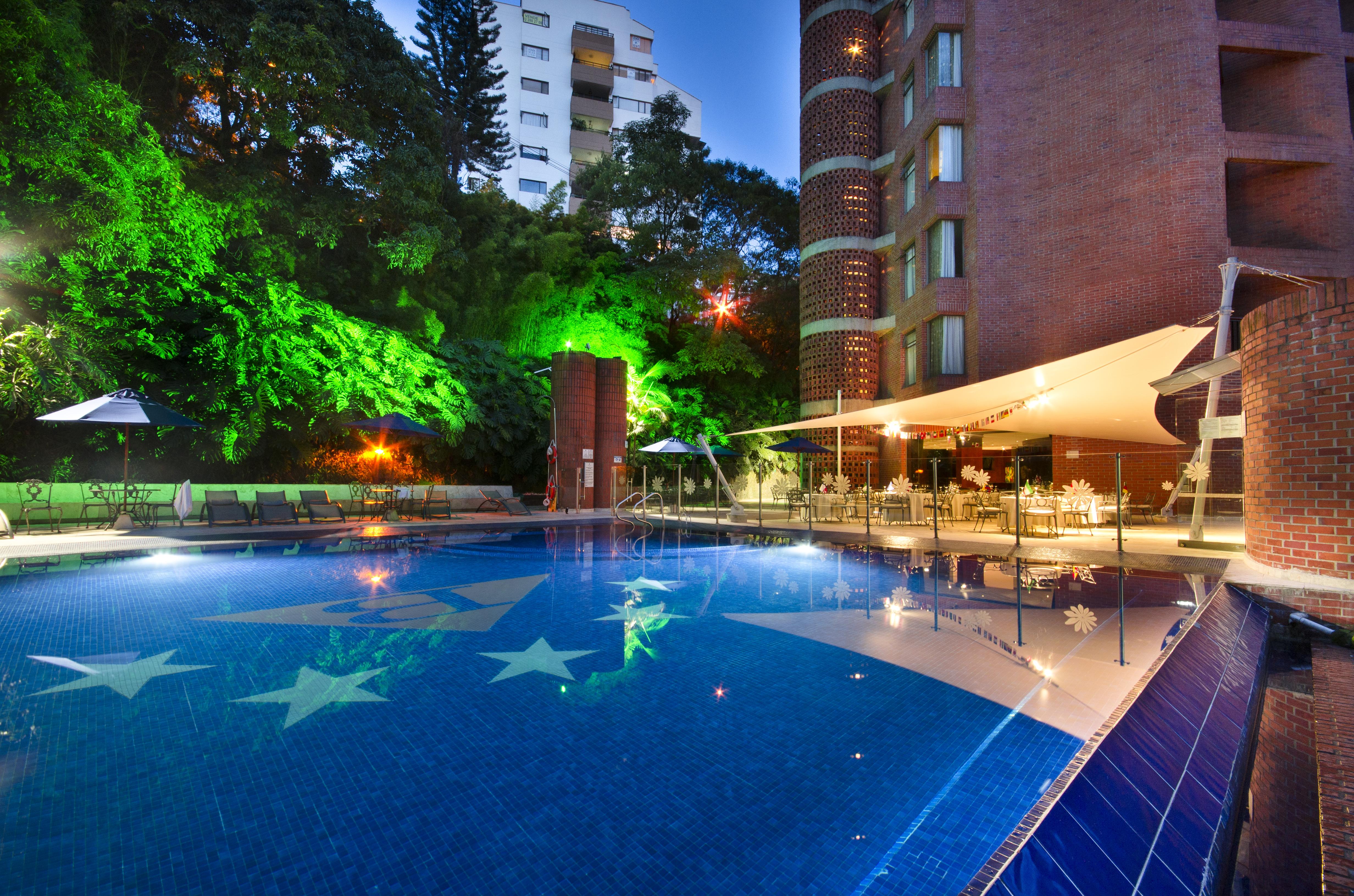 Hotel Dann Carlton Belfort ميديلين المظهر الخارجي الصورة The pool at the hotel